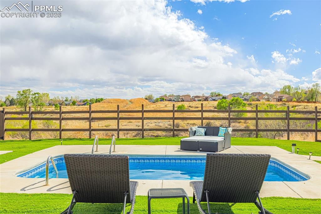 Image 34 of 50: Pool