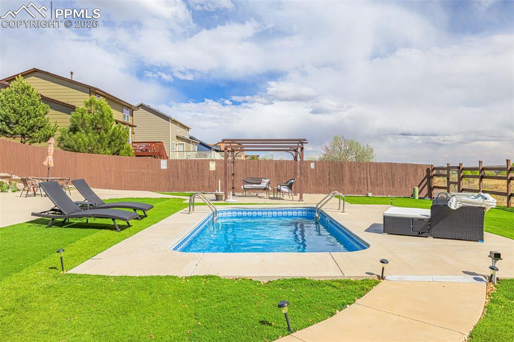 Image 35 of 50: Pool