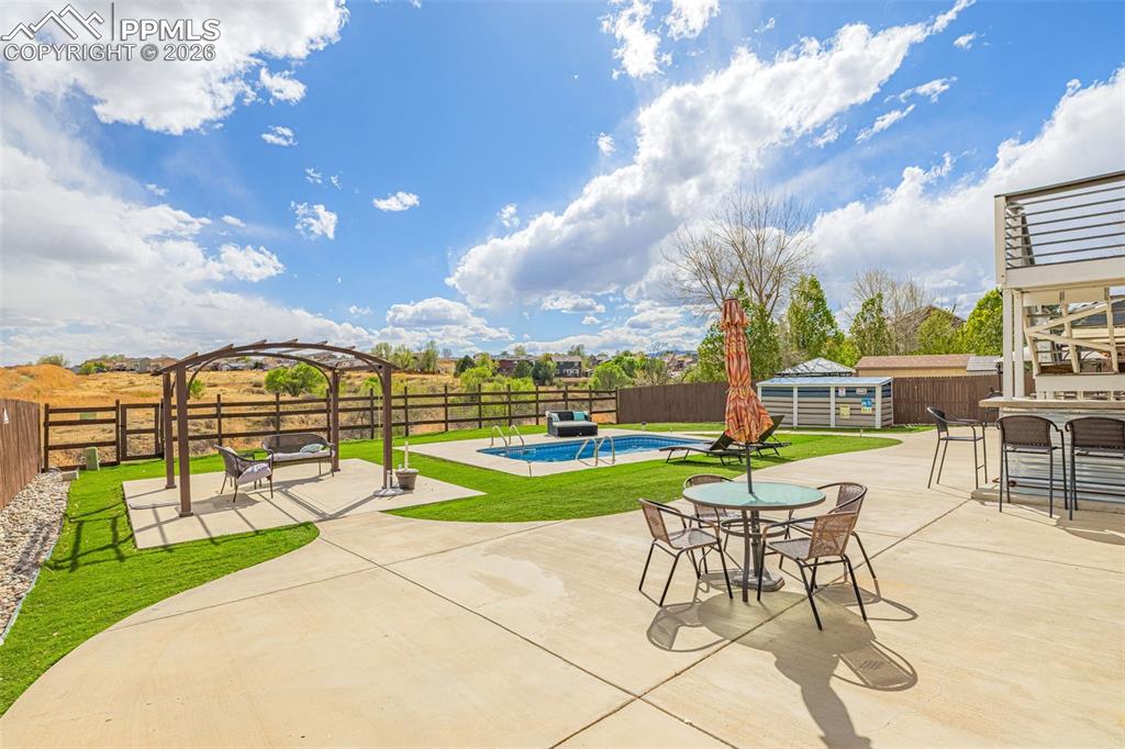 Image 38 of 50: Patio