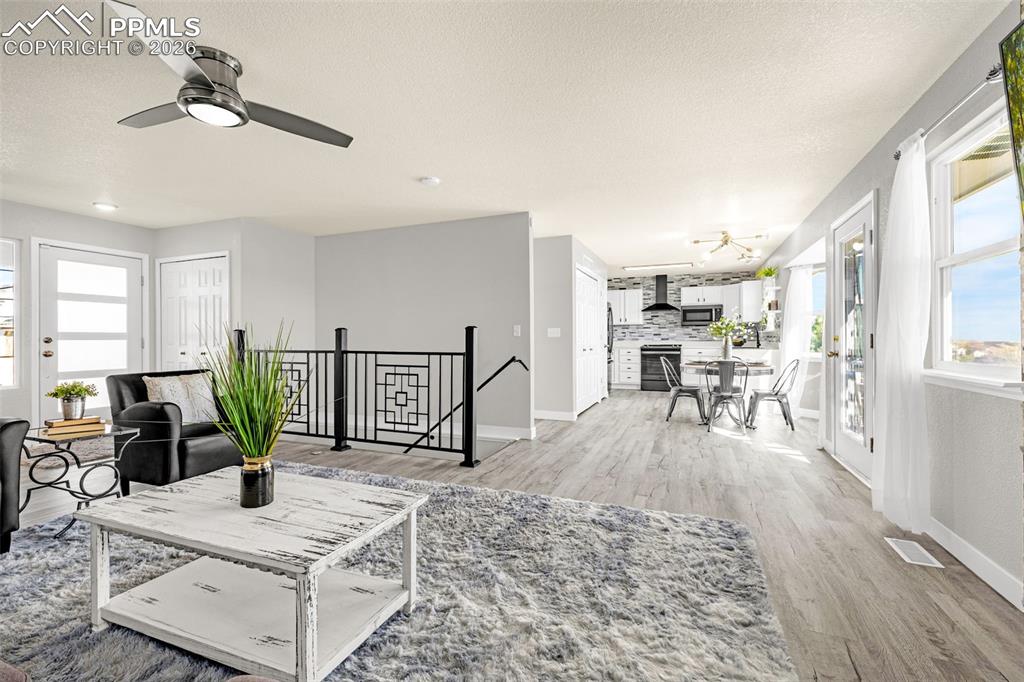 Image 6 of 50: Living Room