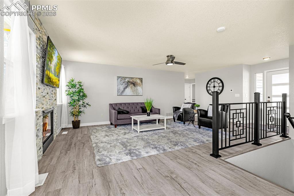 Image 7 of 50: Living Room