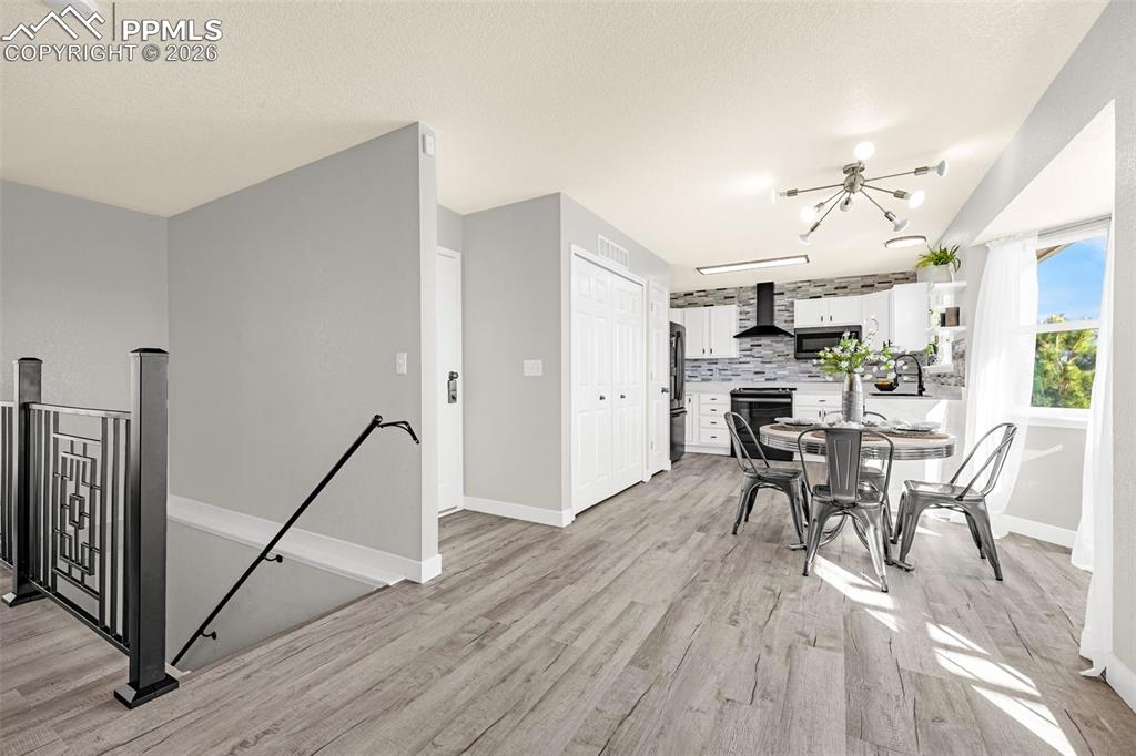 Image 9 of 50: Dining Area