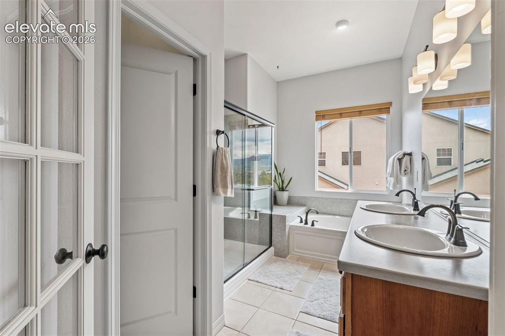 Image 13 of 44: Bathroom