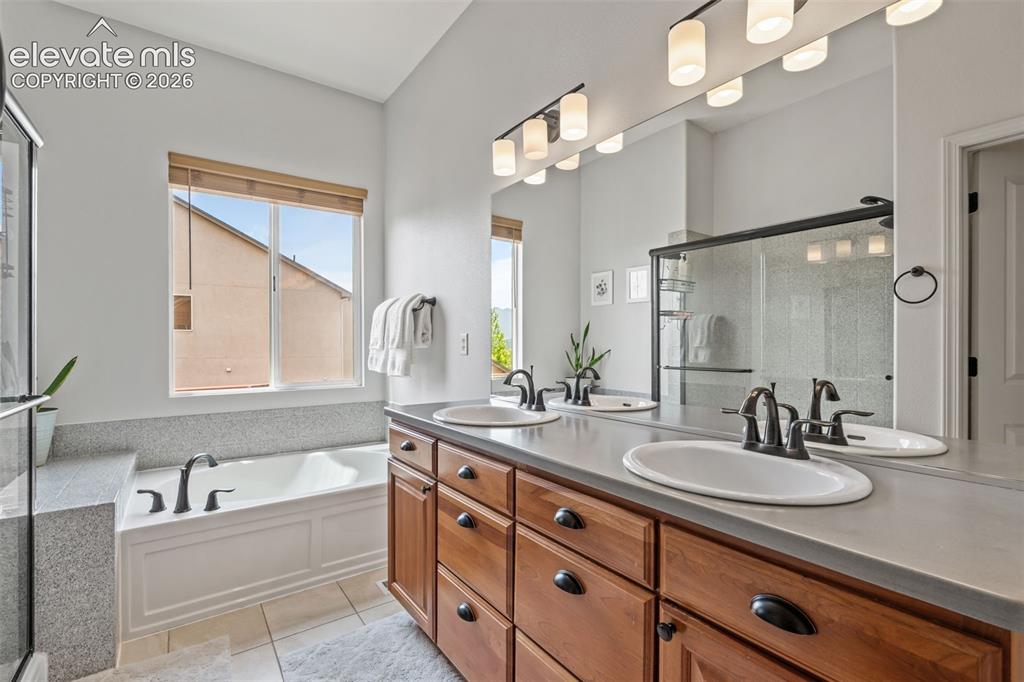 Image 14 of 44: Bathroom