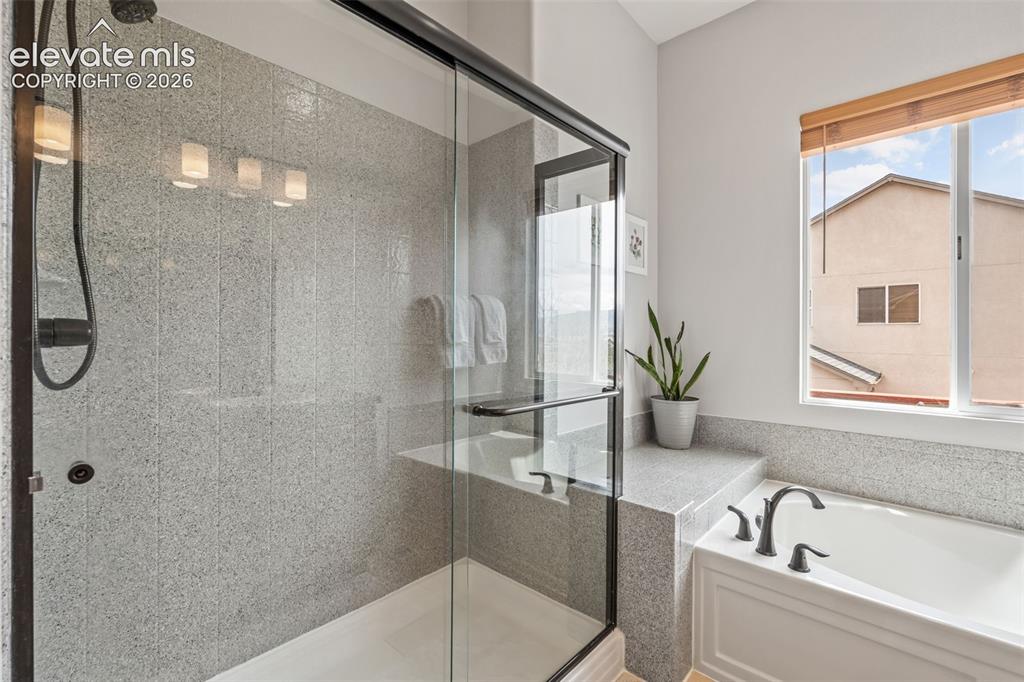 Image 15 of 44: Bathroom