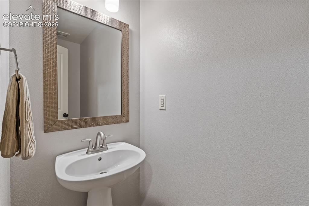 Image 17 of 44: Bathroom