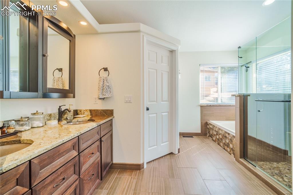 Image 17 of 38: Bathroom