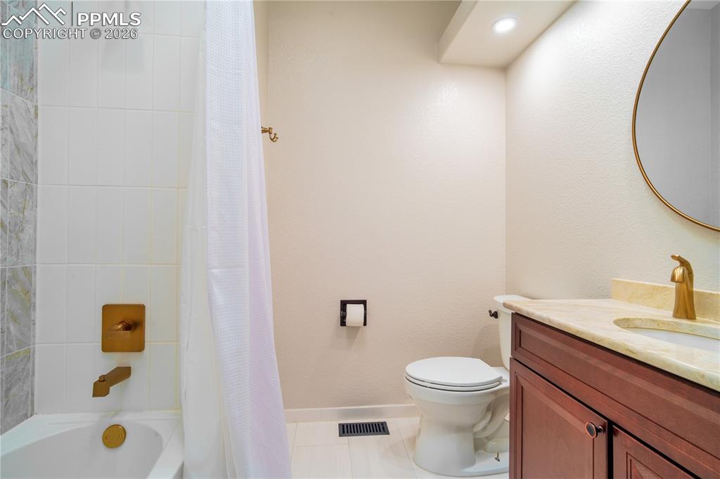 Image 23 of 38: Bathroom