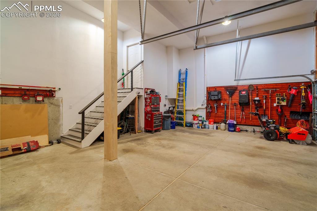 Image 30 of 38: Garage