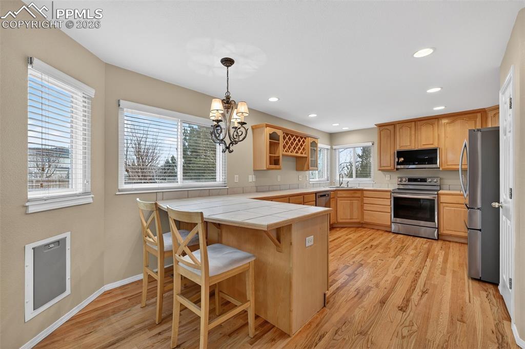 Image 16 of 47: Kitchen