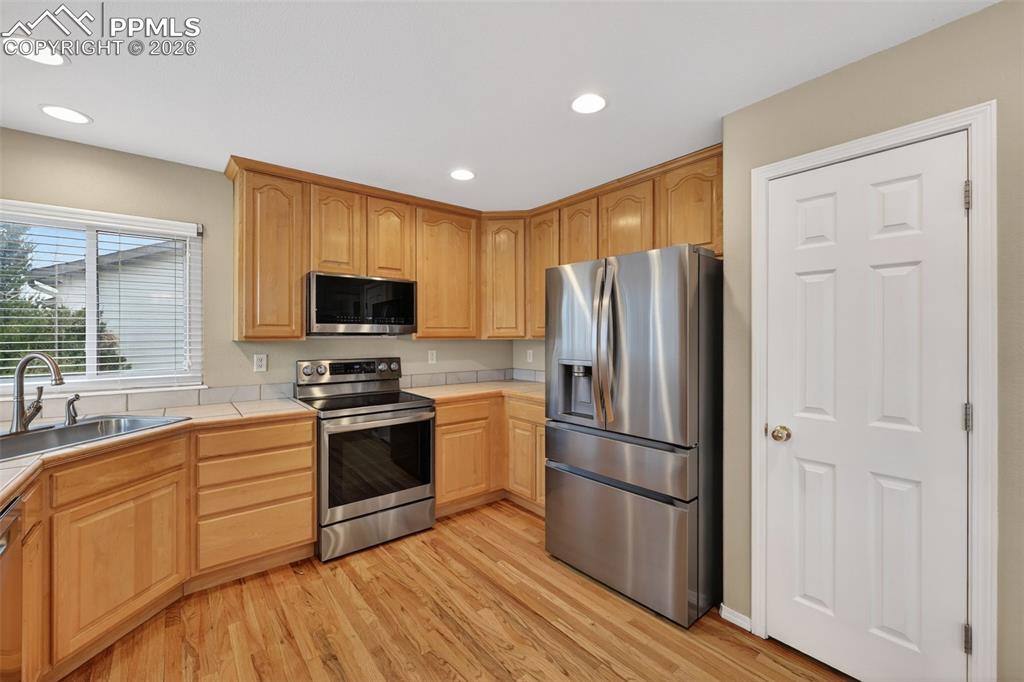 Image 18 of 47: Kitchen