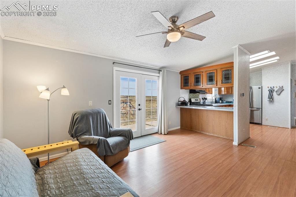 Image 15 of 34: Spacious Family Room