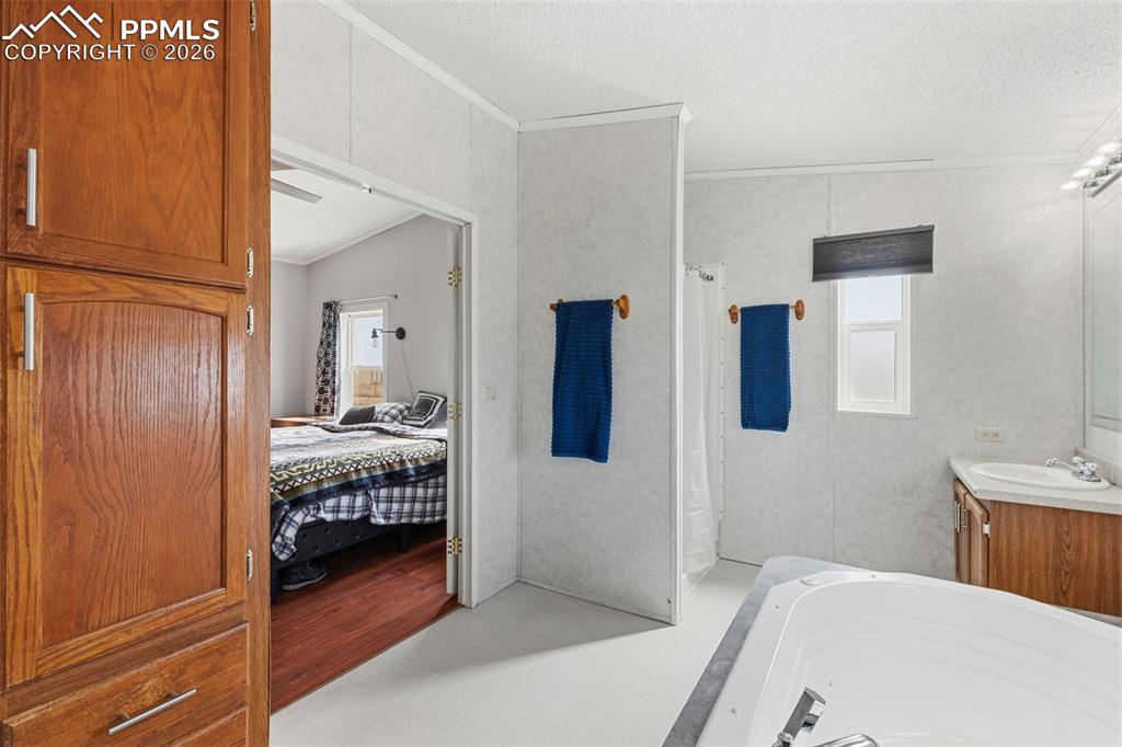 Image 21 of 34: Five-Piece Master Bath