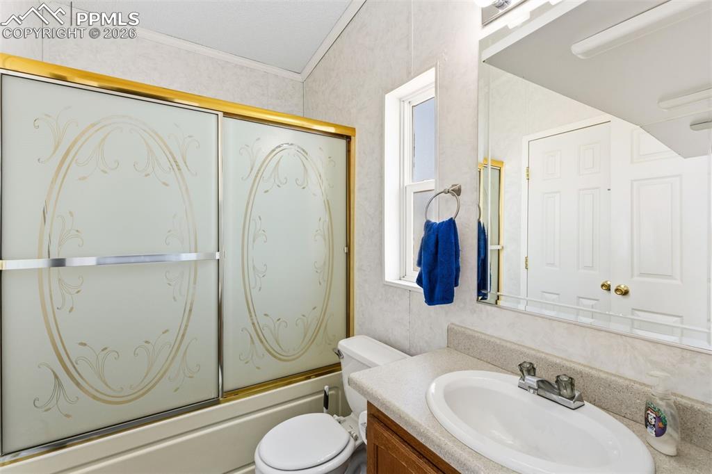 Image 22 of 34: Hall Bathroom