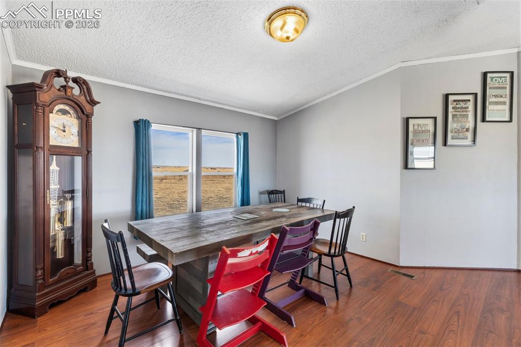 Image 9 of 34: Dining Area