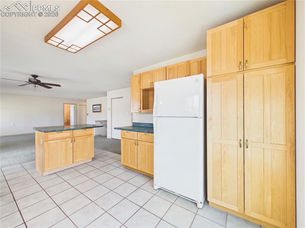 Image 10 of 40: Kitchen