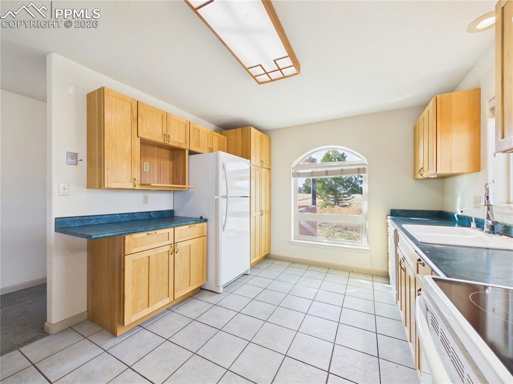 Image 12 of 40: Kitchen