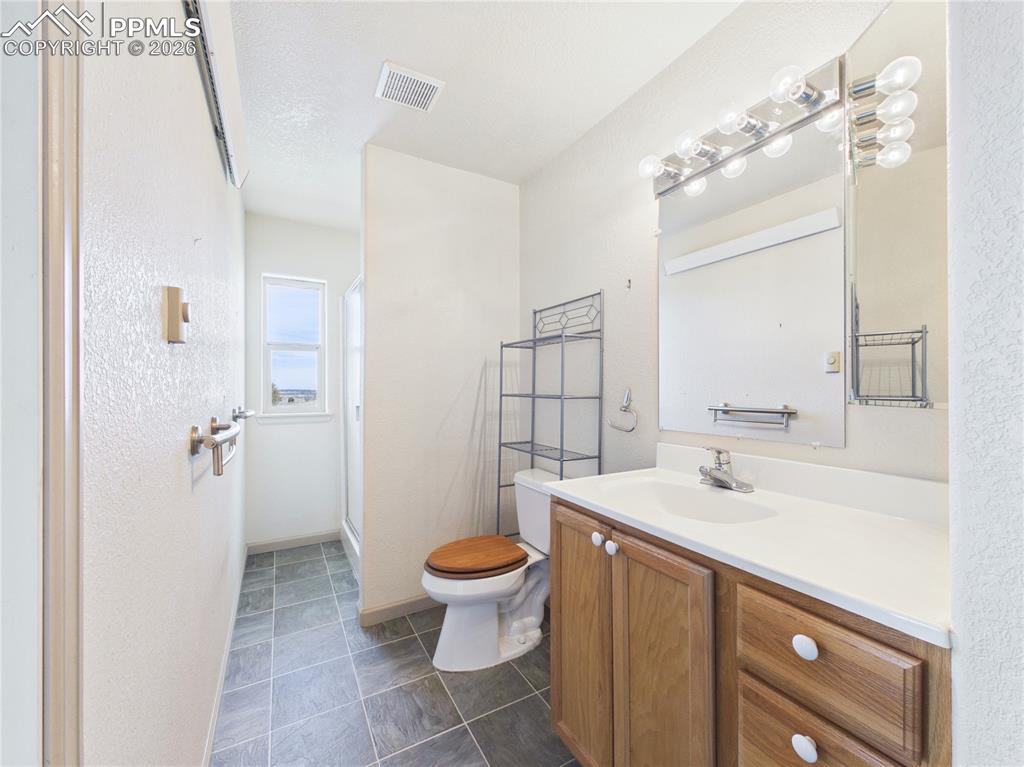 Image 14 of 40: Bathroom