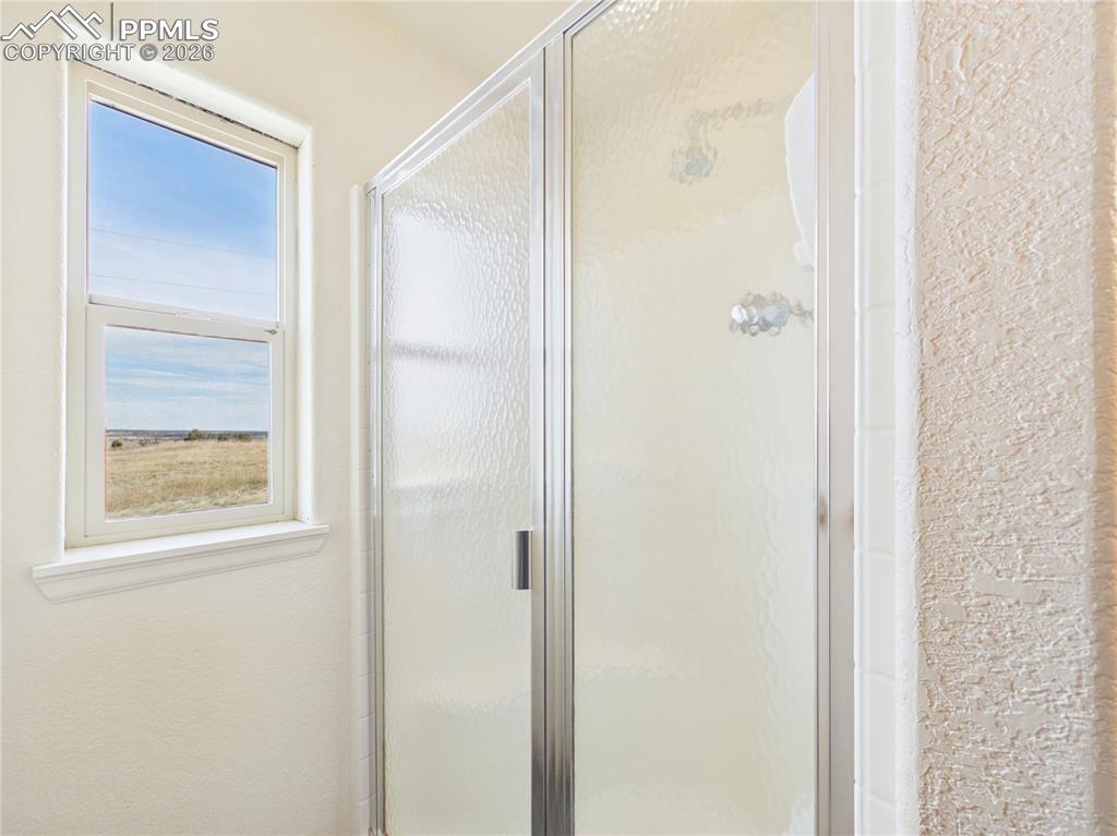 Image 15 of 40: Bathroom