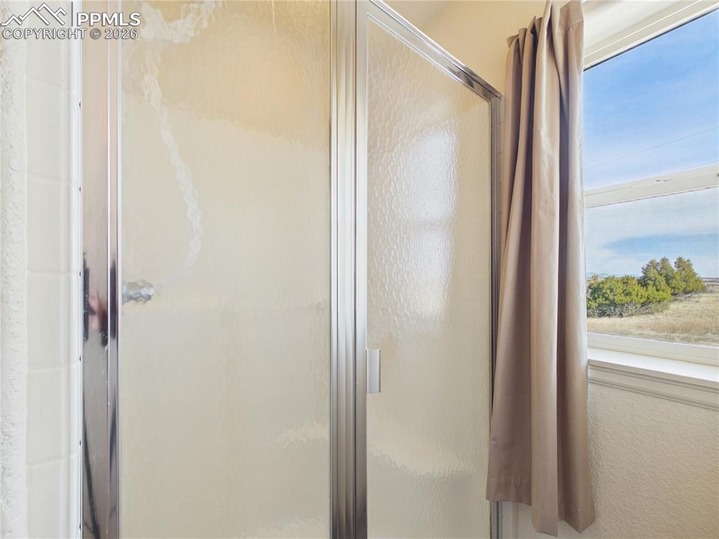 Image 25 of 40: Bathroom