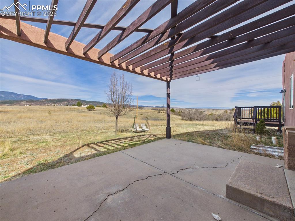 Image 32 of 40: Patio