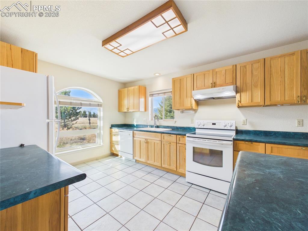 Image 8 of 40: Kitchen