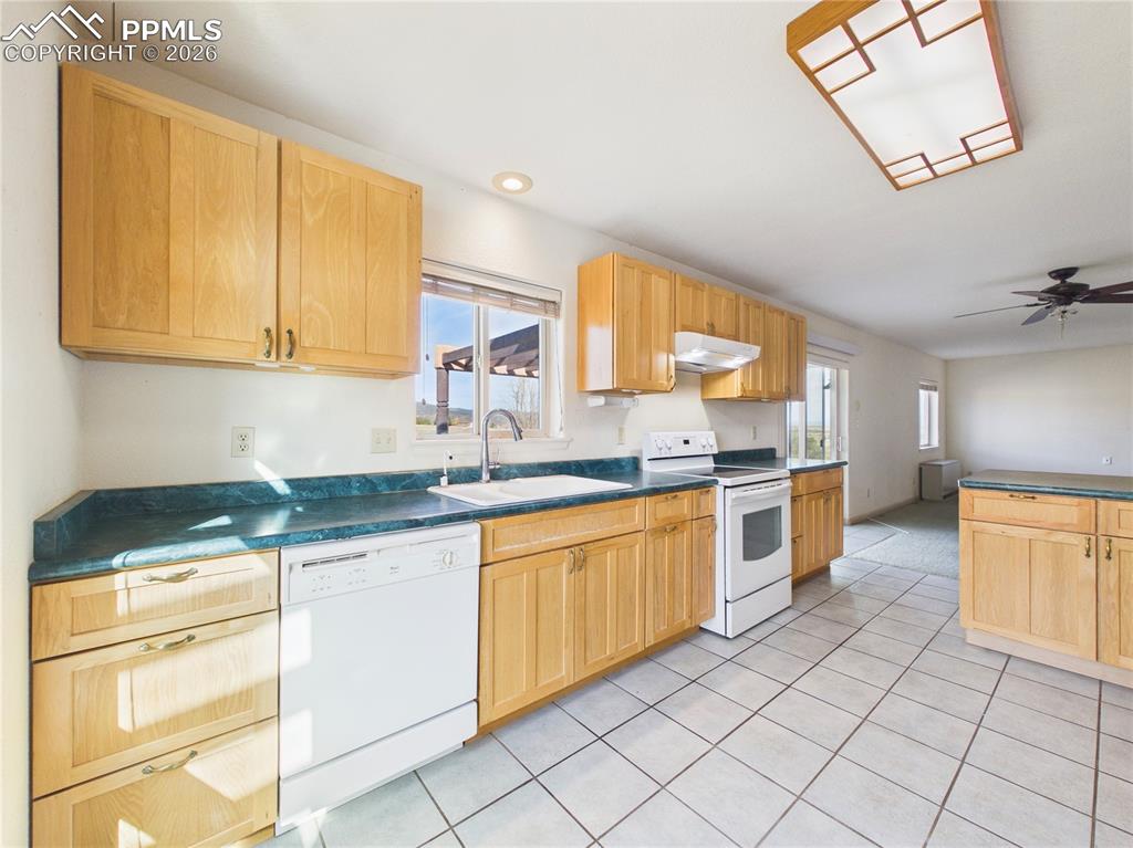 Image 9 of 40: Kitchen