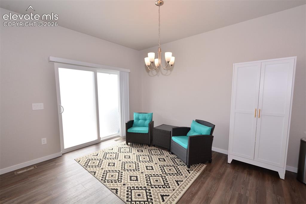 Image 12 of 27: Dining Area