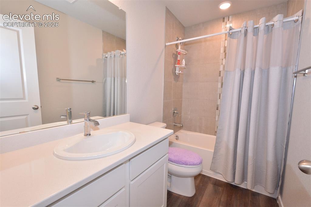 Image 19 of 27: Full bath on upper level