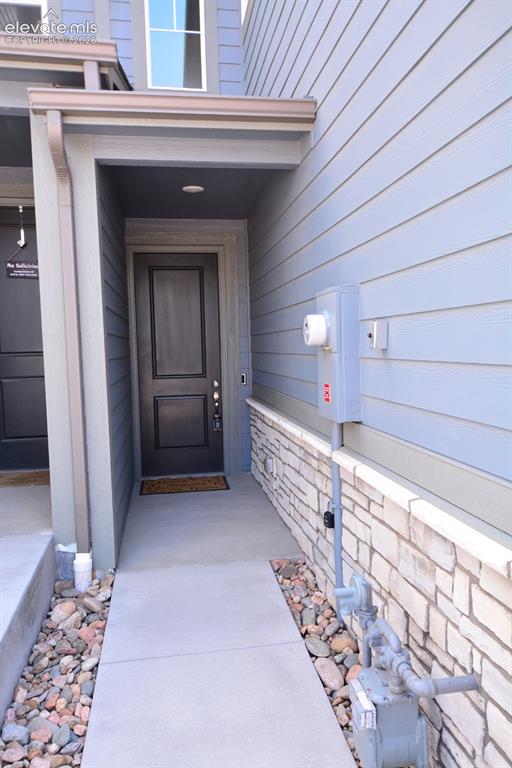 Image 4 of 27: Exterior Entry
