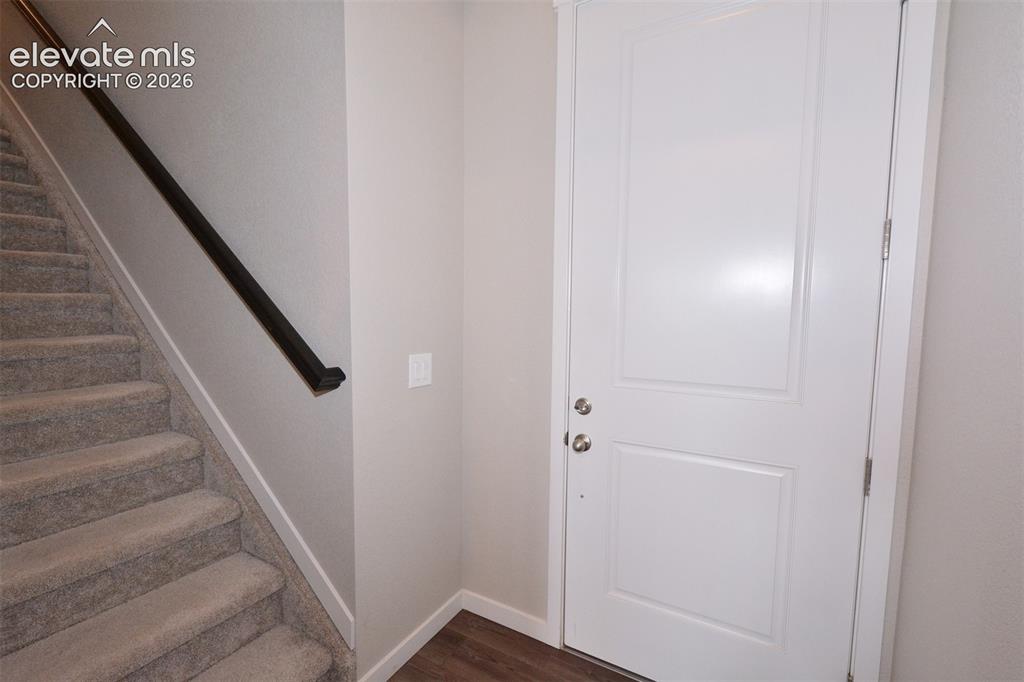 Image 5 of 27: Interior entry
