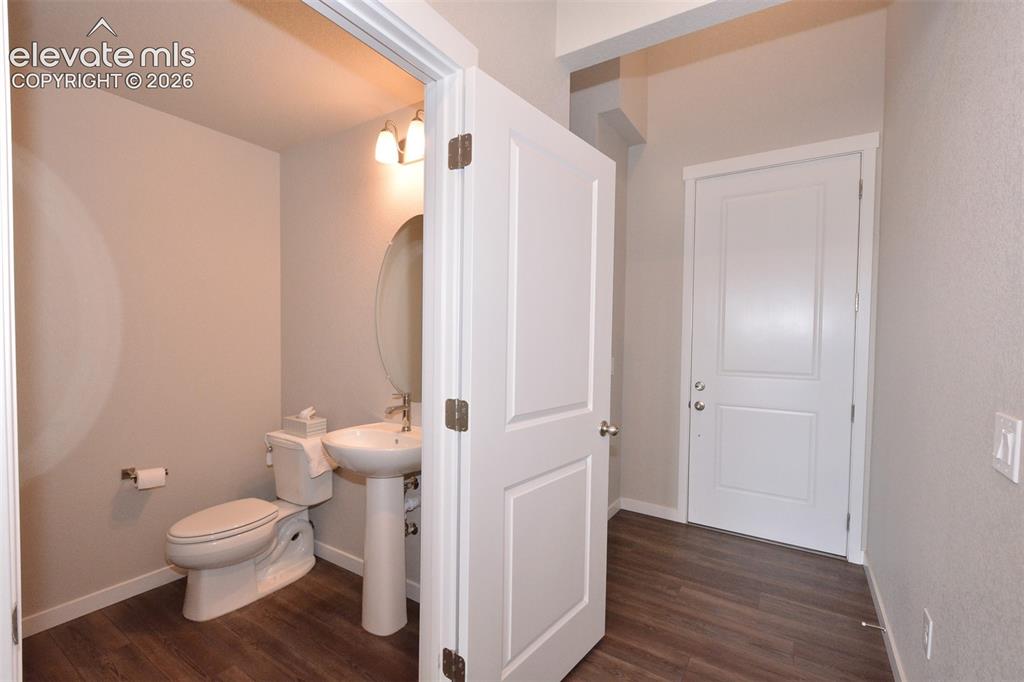 Image 6 of 27: Interior entry