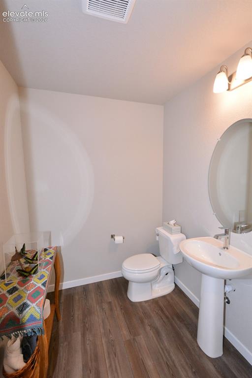 Image 7 of 27: Half bath on the main level