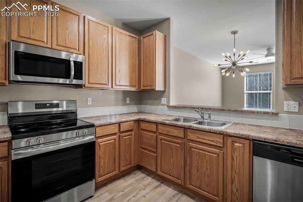 Image 15 of 48: Kitchen