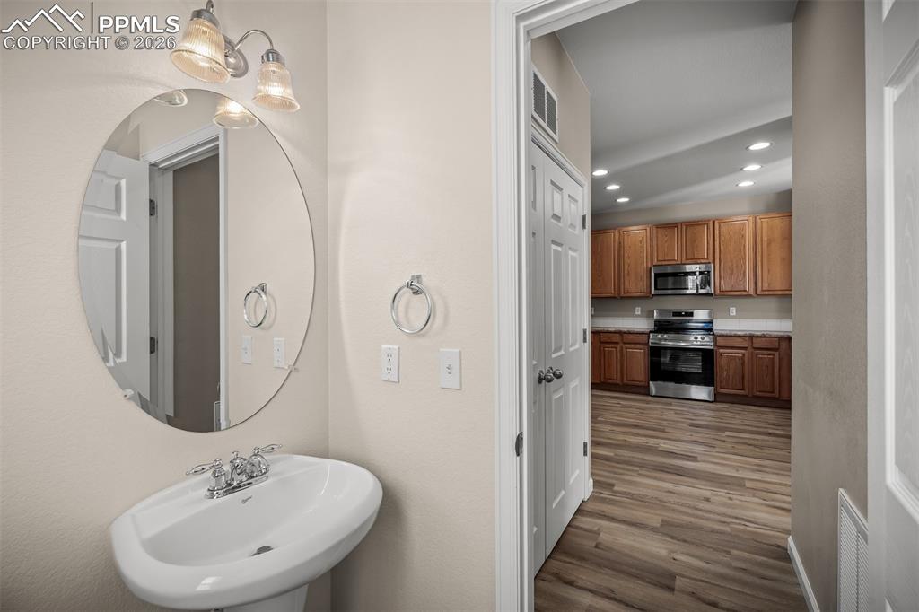 Image 19 of 48: Bathroom