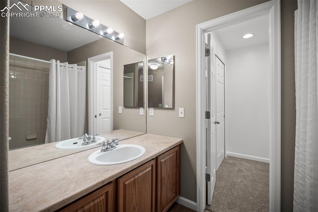 Image 24 of 48: Bathroom