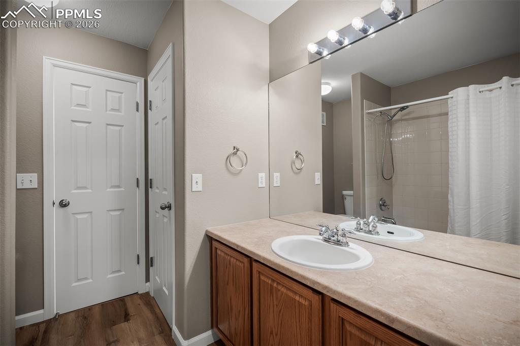 Image 25 of 48: Bathroom