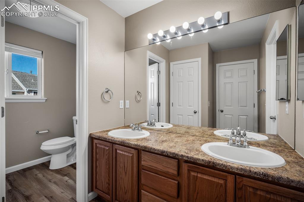 Image 28 of 48: Bathroom