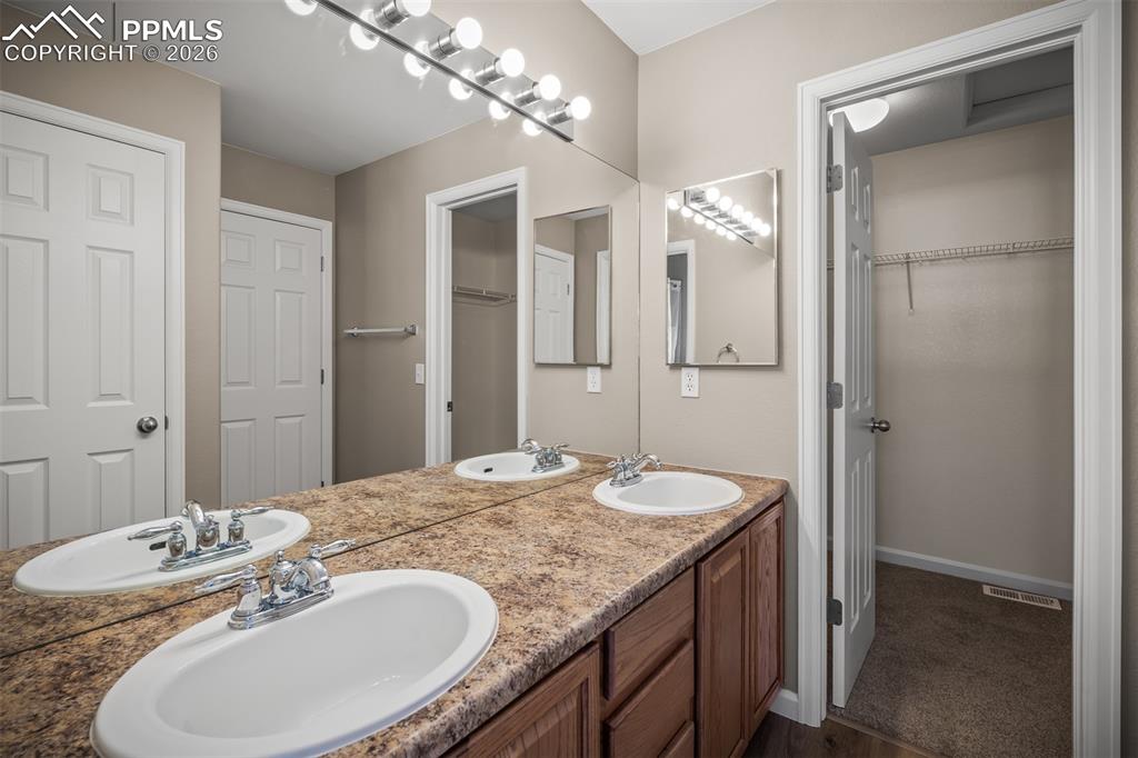 Image 29 of 48: Bathroom