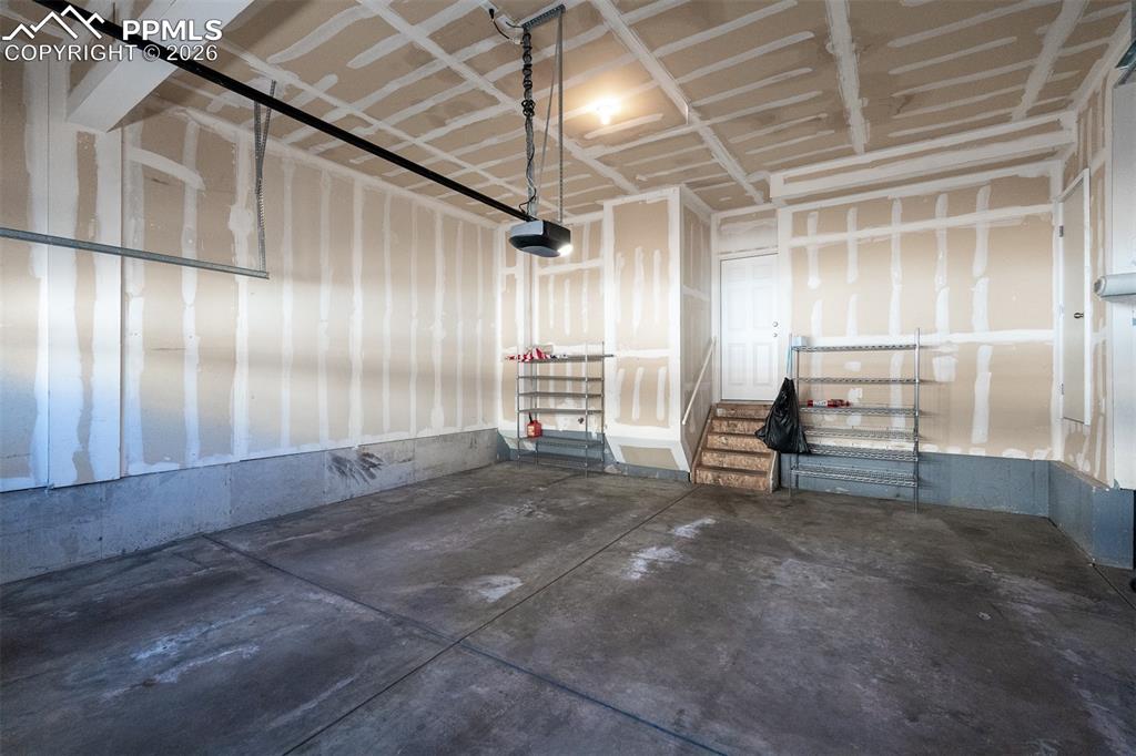 Image 36 of 48: Garage