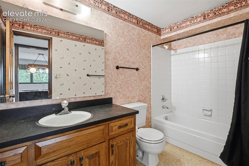 Image 15 of 50: Bathroom