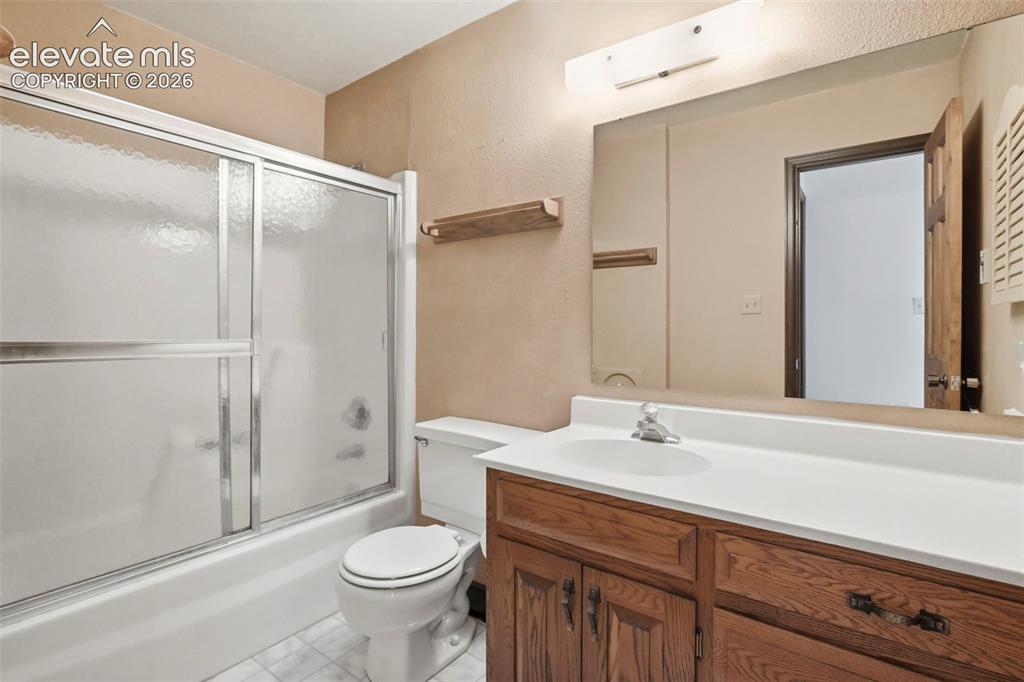 Image 18 of 50: Bathroom