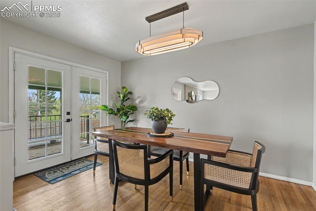 Image 16 of 44: Dining Area