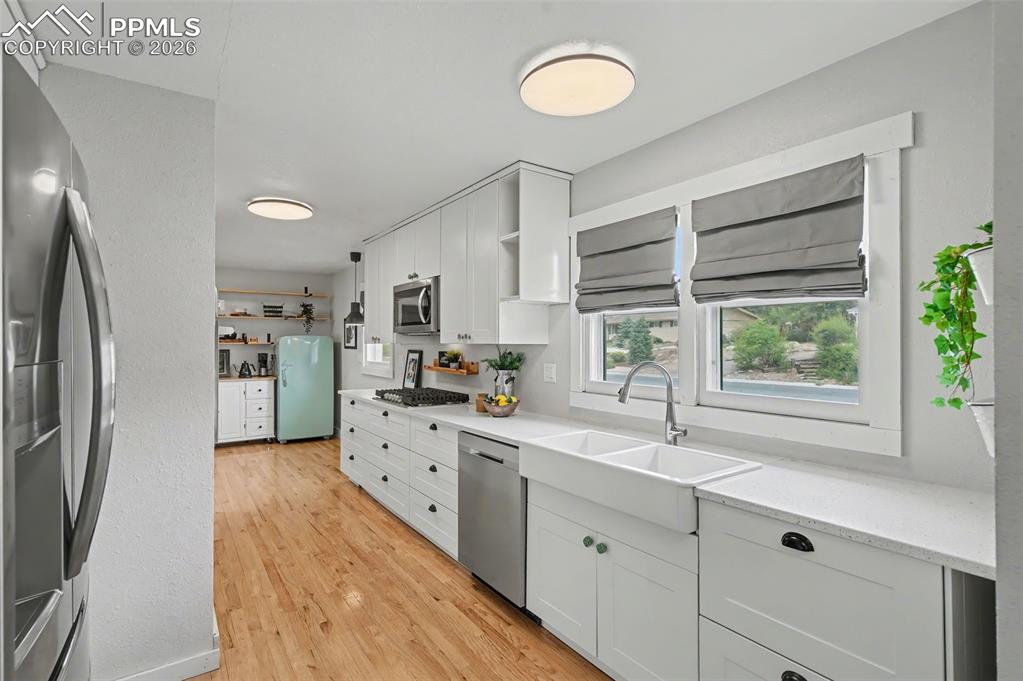 Image 20 of 44: Kitchen