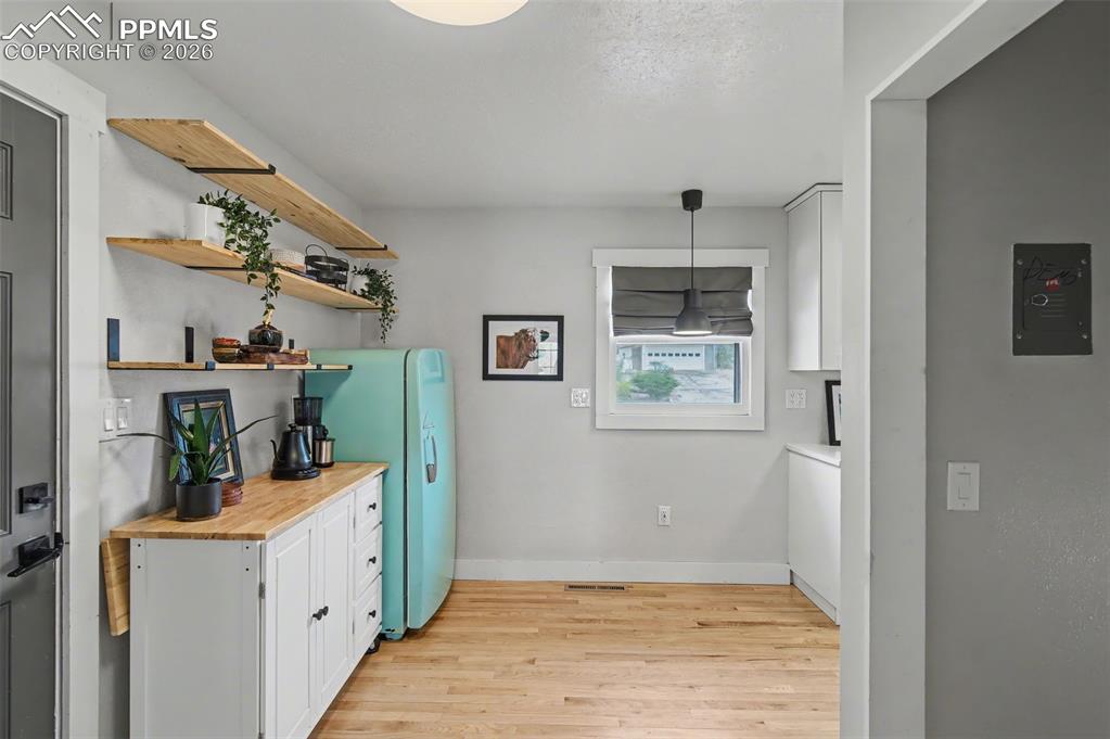 Image 23 of 44: Kitchen