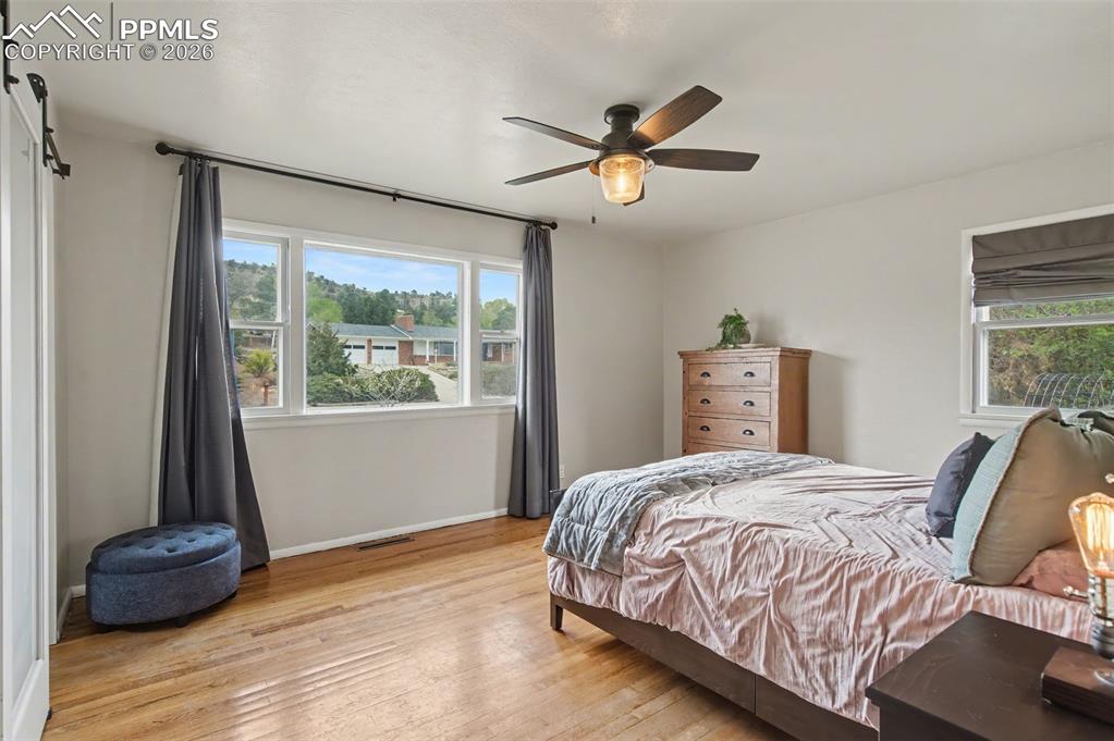 Image 27 of 44: Bedroom