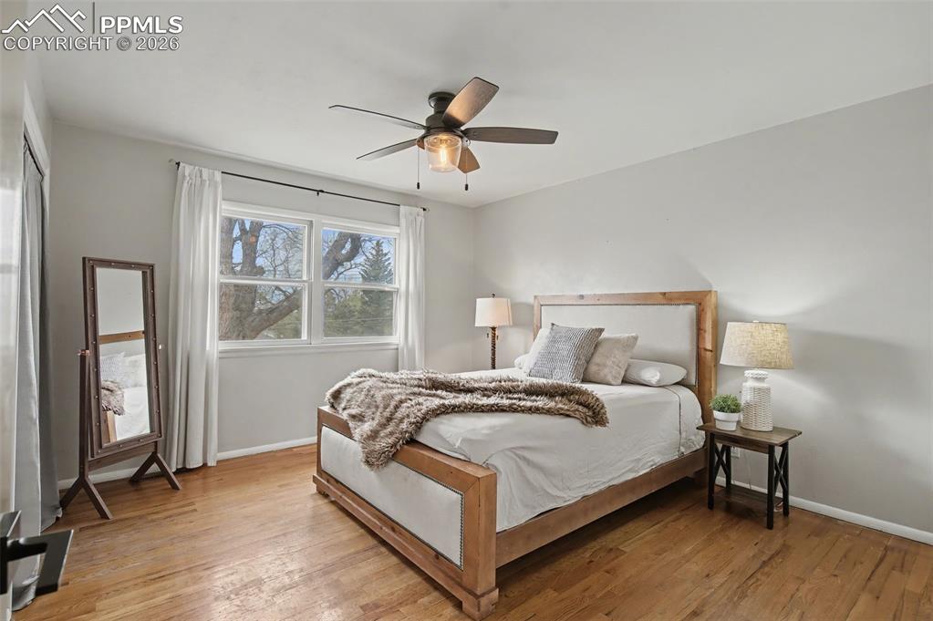 Image 29 of 44: Bedroom