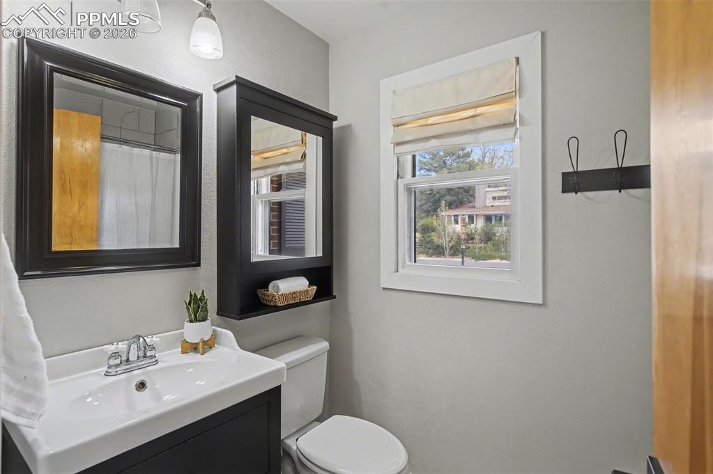 Image 33 of 44: Bathroom