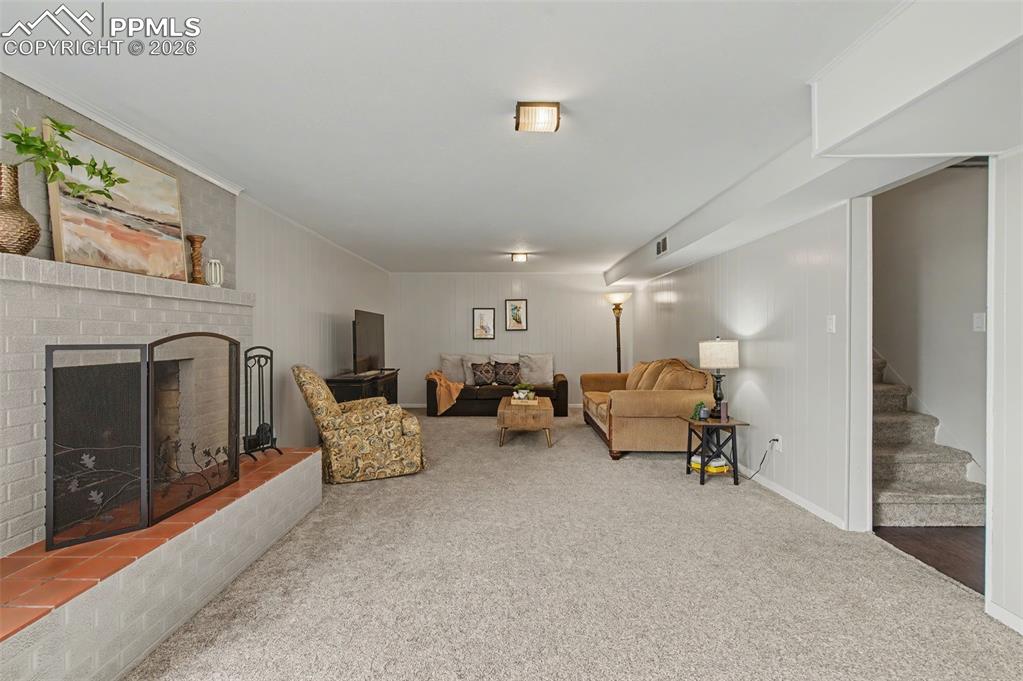 Image 34 of 44: Family Room