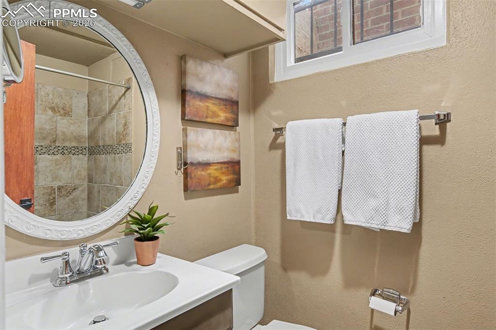 Image 39 of 44: Bathroom